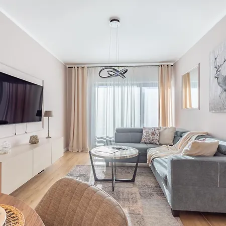 Apart Invest Apartament 8 Obroncow Pokoju 公寓