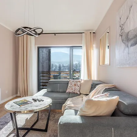 Apart Invest Apartament 8 Obroncow Pokoju 公寓